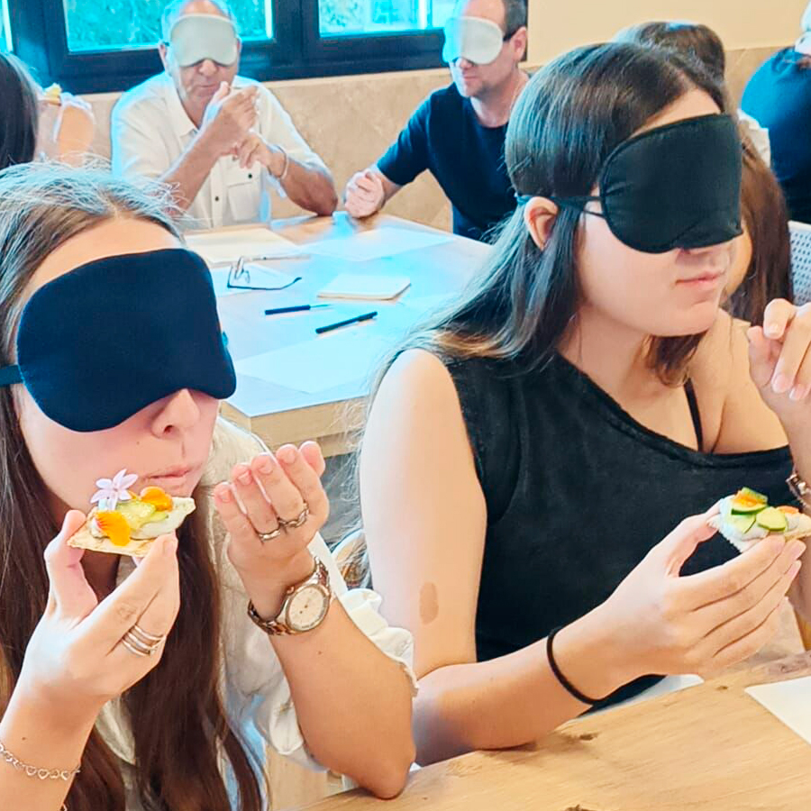 Tast a cegues: menges pels ulls o per la boca?