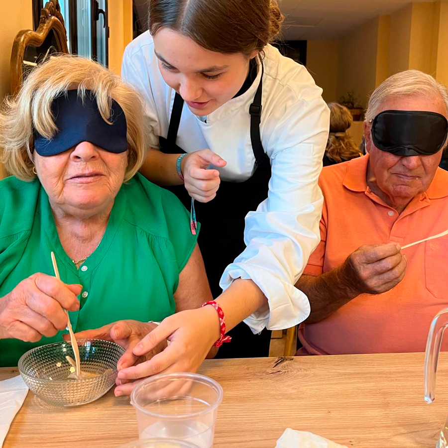 Tast a cegues: menges pels ulls o per la boca?