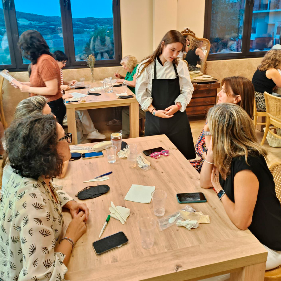 Tast a cegues: menges pels ulls o per la boca?